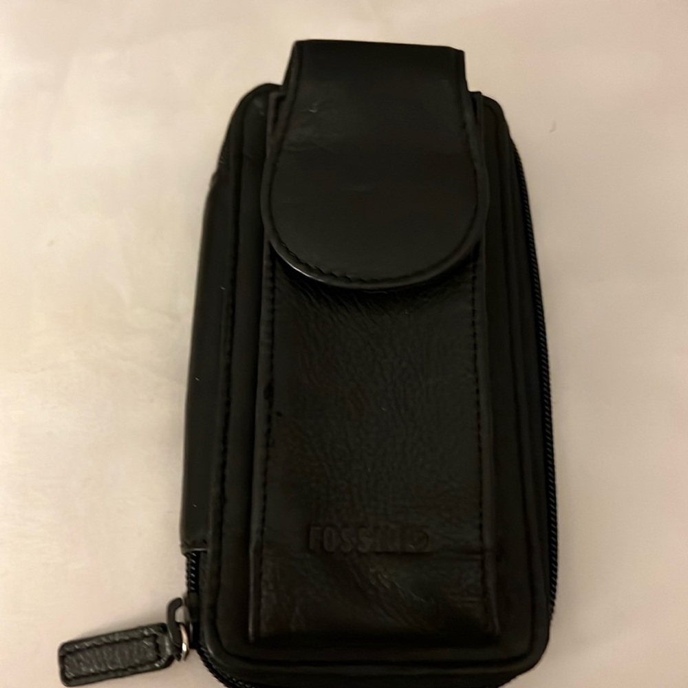 Black, leather fossil wallet for men to adapt to any jeans.